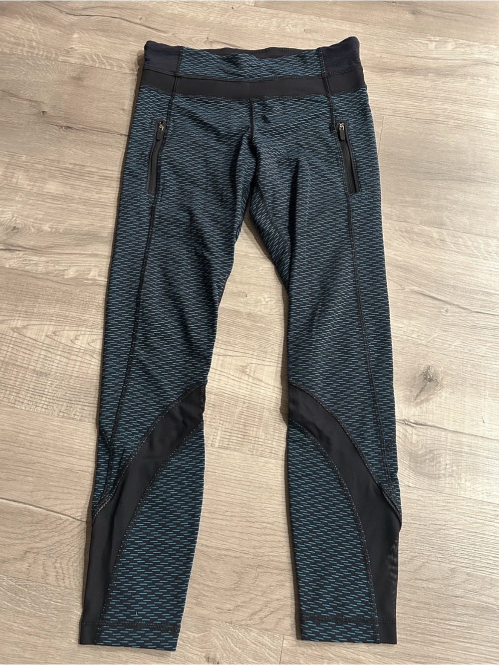 Lululemon Inspire Tight II
Score Jacquard Black Indian Ocean / Black, size 6 EUC